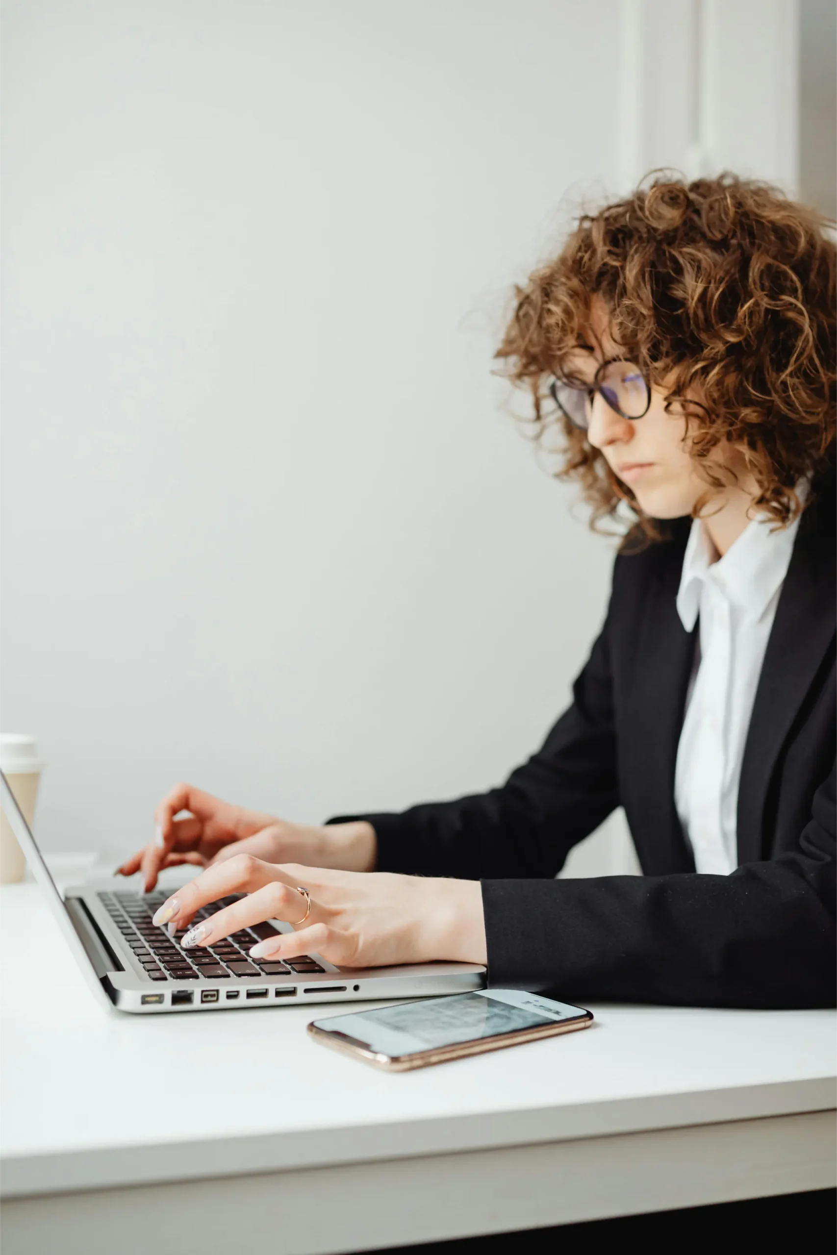 La era digital ha transformado la manera de hacer negocios. Una gestoría autónomos online te brinda la libertad de acceder a tus finanzas y gestionar tus obligaciones desde cualquier lugar, a cualquier hora. Esta flexibilidad es esencial para el autónomo moderno, que busca eficiencia y rapidez en la gestión de sus tareas fiscales y administrativas.</p>
<p>